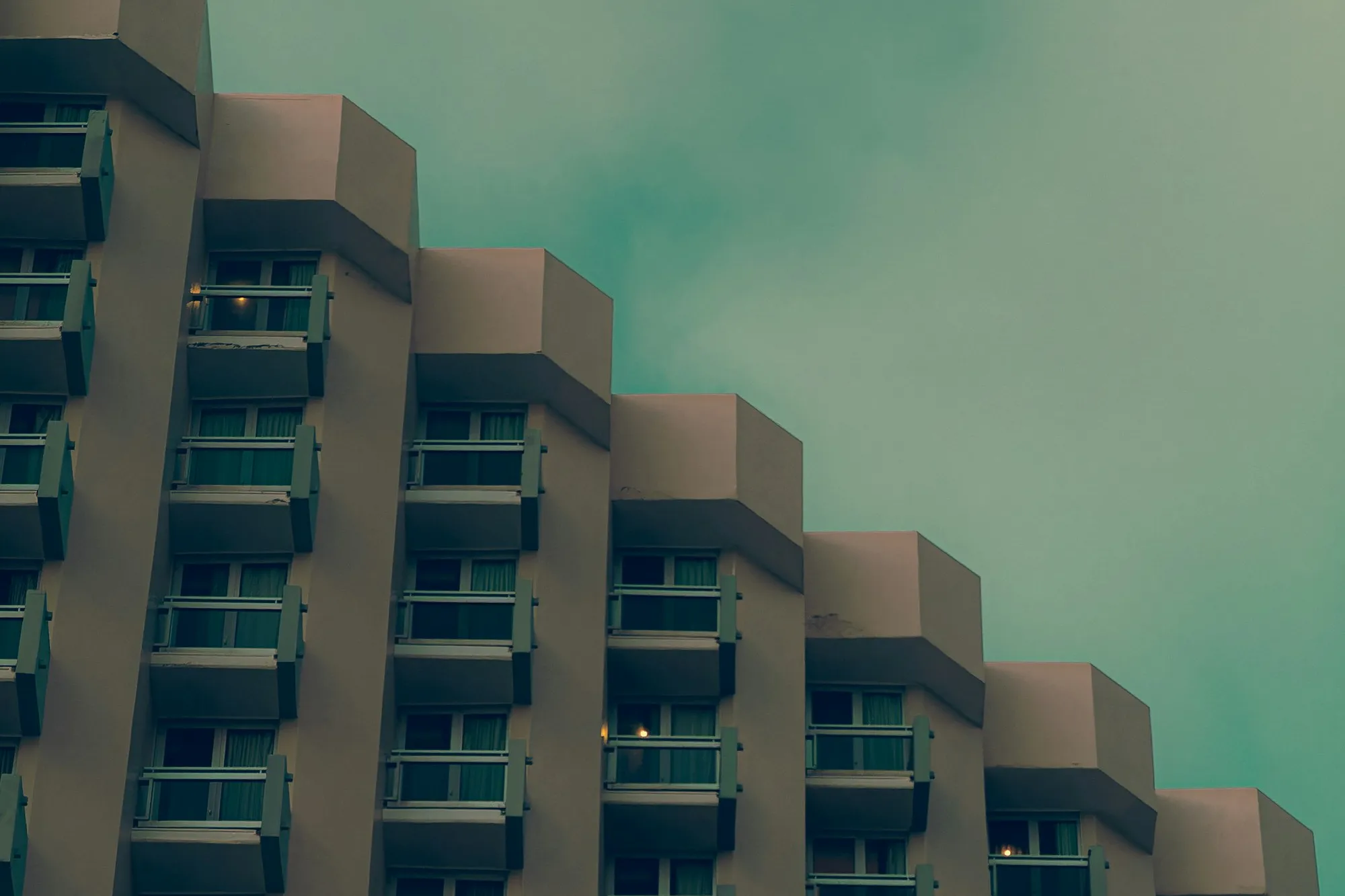 Un immeuble d’habitation à balcons
